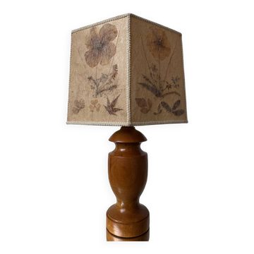 Lampe en bois tourné, abat-jour herbier, années 70