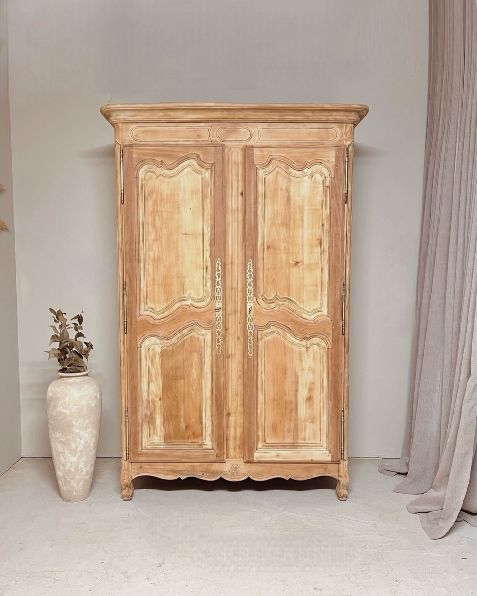 Armoire en merisier massif