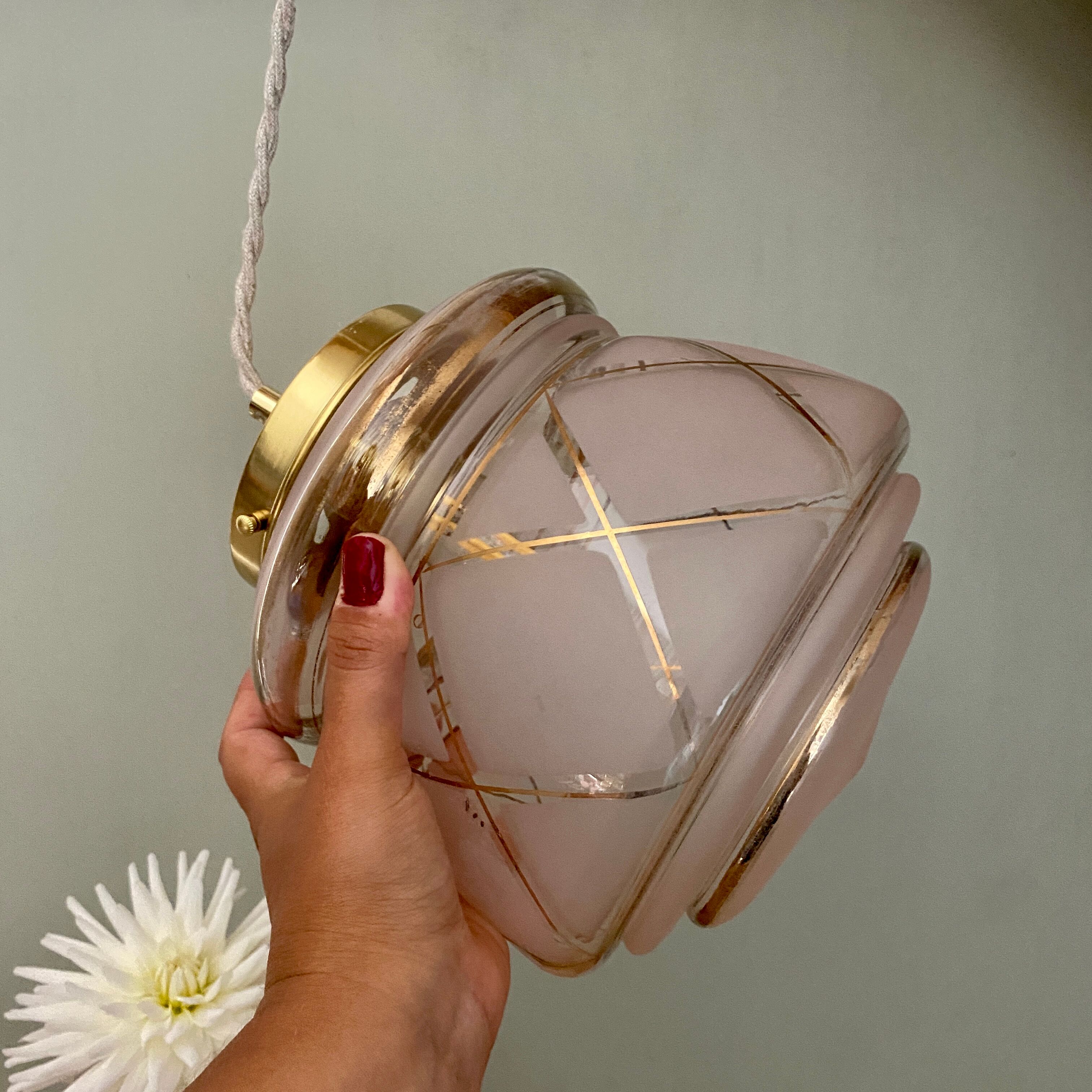 Suspension globe vintage art déco en verre rose et doré