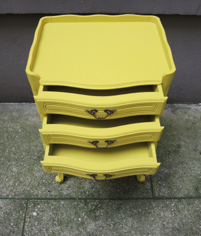 Table de chevet style Louis XV relookée en jaune