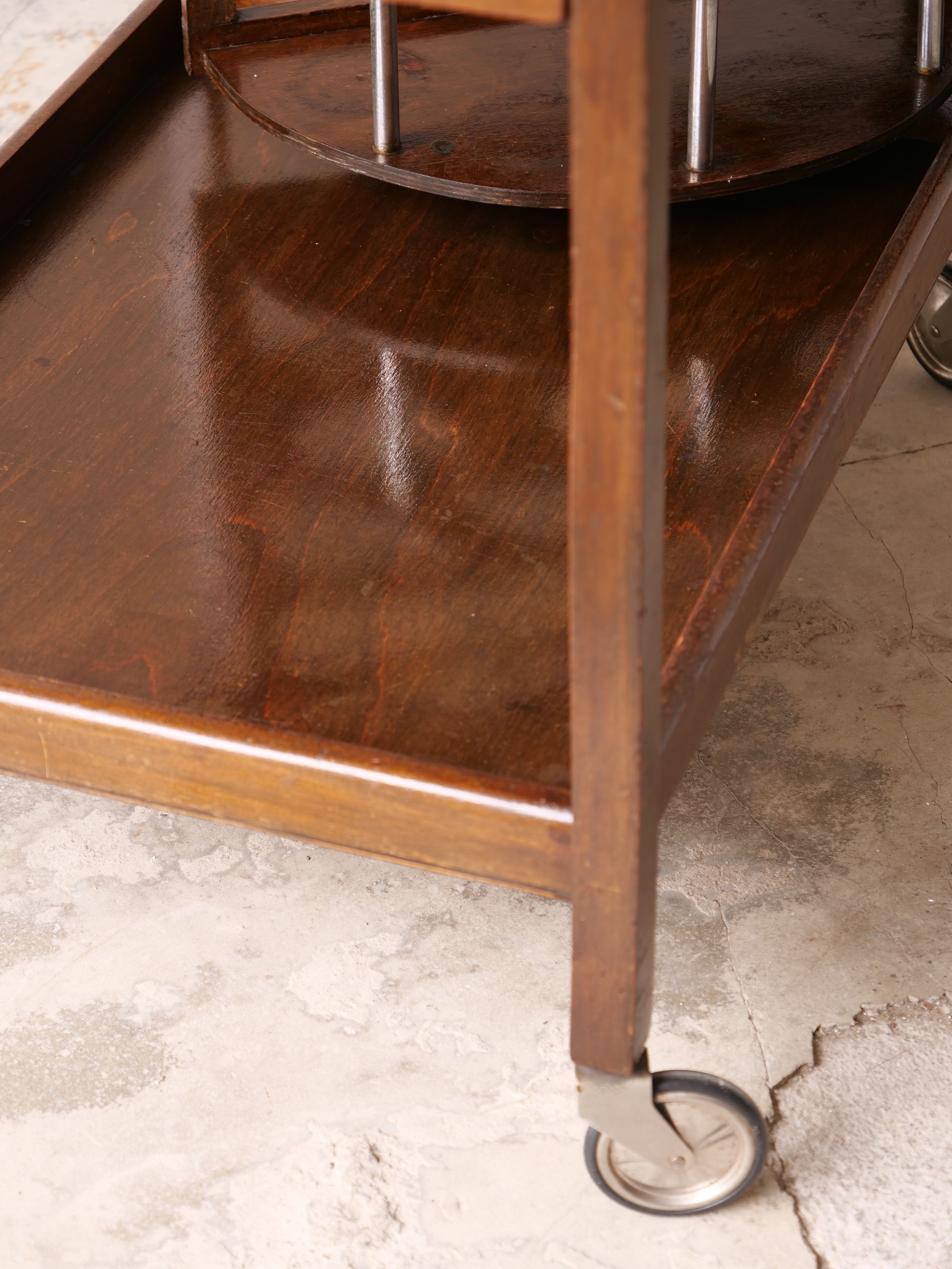 Serving art deco tork