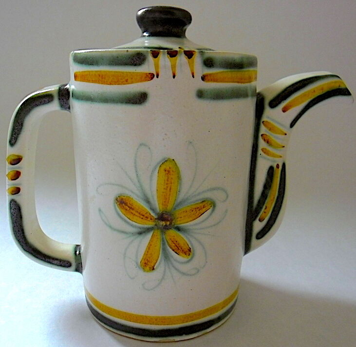 Quimper's "vintage" earthenware teapot, Keraluc workshop