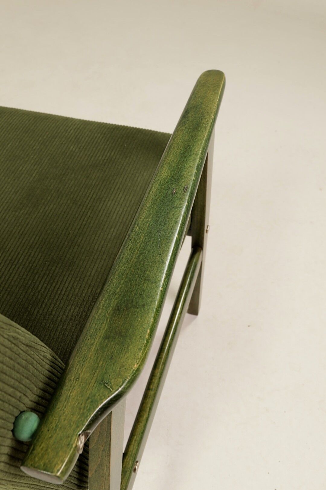 Fauteuil vintage en velours côtelé vert olive, bois vert
