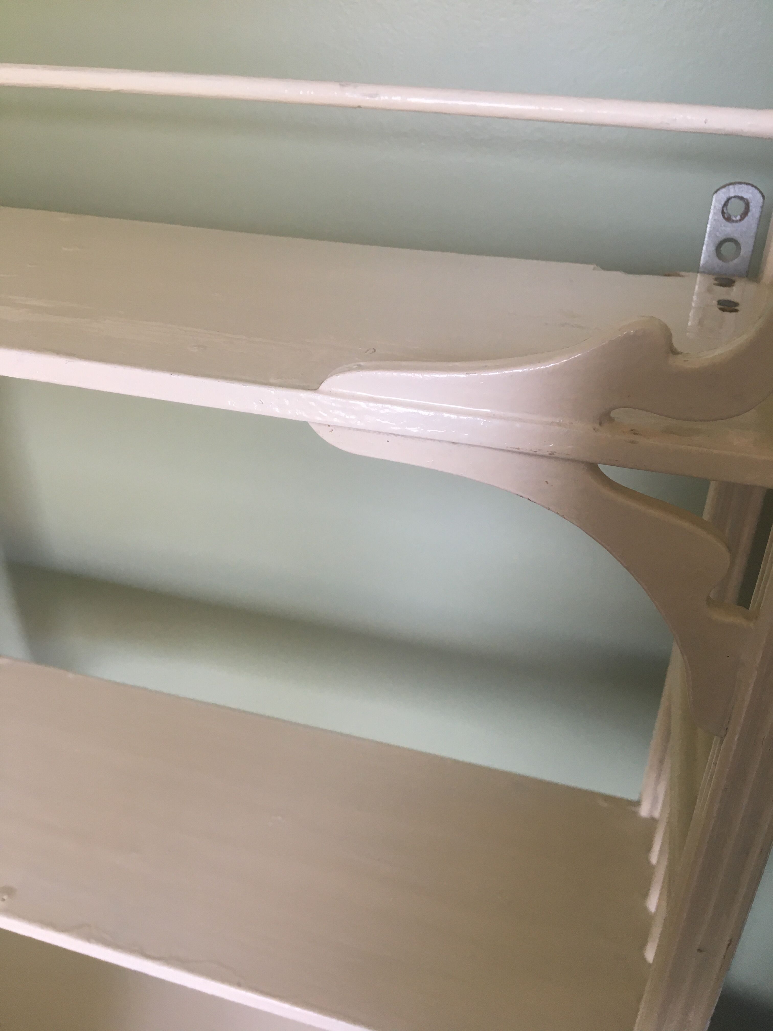 Wall-mounted shelf cabinet to hang