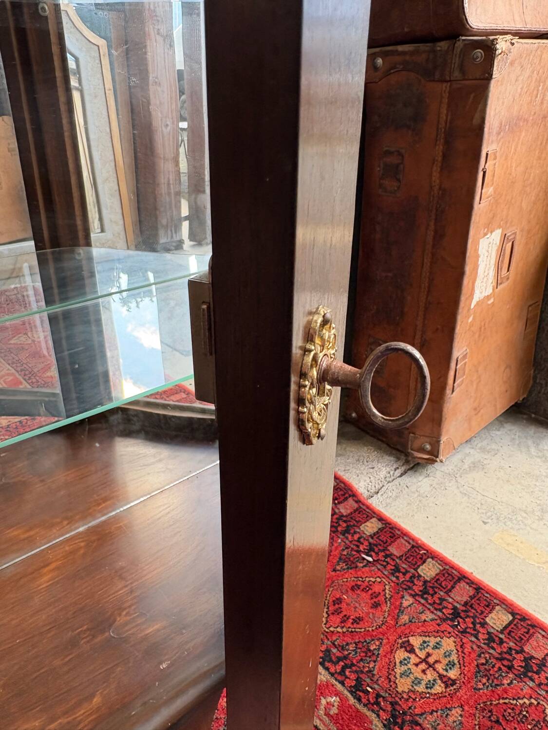 Antique English wooden display cabinet - Curved legs & 3 shelves