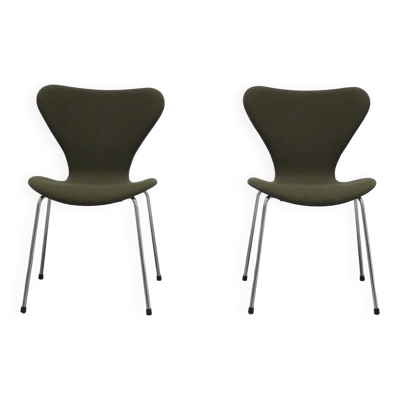 Paire de chaises 'Series 7' en tissu vert par Arne Jacobsen pour Fritz Hansen, 1980