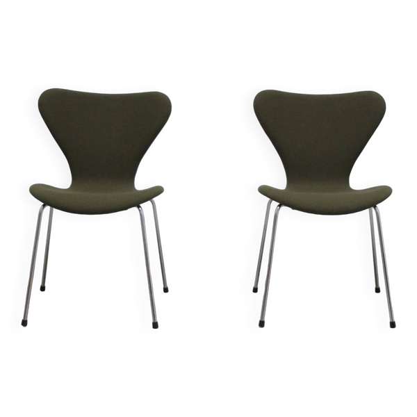 Paire de chaises 'Series 7' en tissu vert par Arne Jacobsen pour Fritz Hansen, 1980