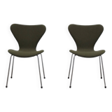 Pair of 'Series 7' chairs in green fabric by Arne Jacobsen for Fritz Hansen, 1980