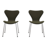 Pair of 'Series 7' chairs in green fabric by Arne Jacobsen for Fritz Hansen, 1980