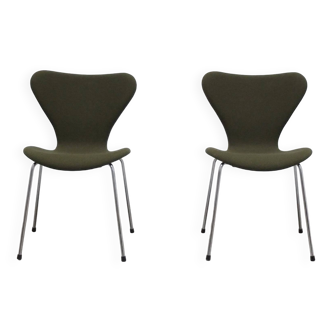 Pair of 'Series 7' chairs in green fabric by Arne Jacobsen for Fritz Hansen, 1980