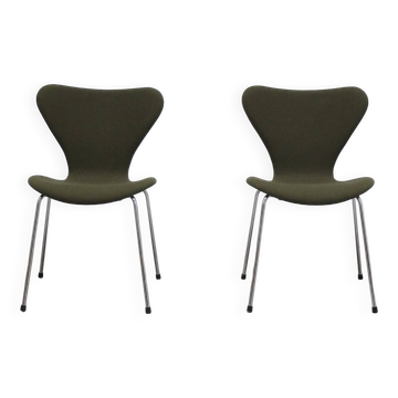 Pair of 'Series 7' chairs in green fabric by Arne Jacobsen for Fritz Hansen, 1980