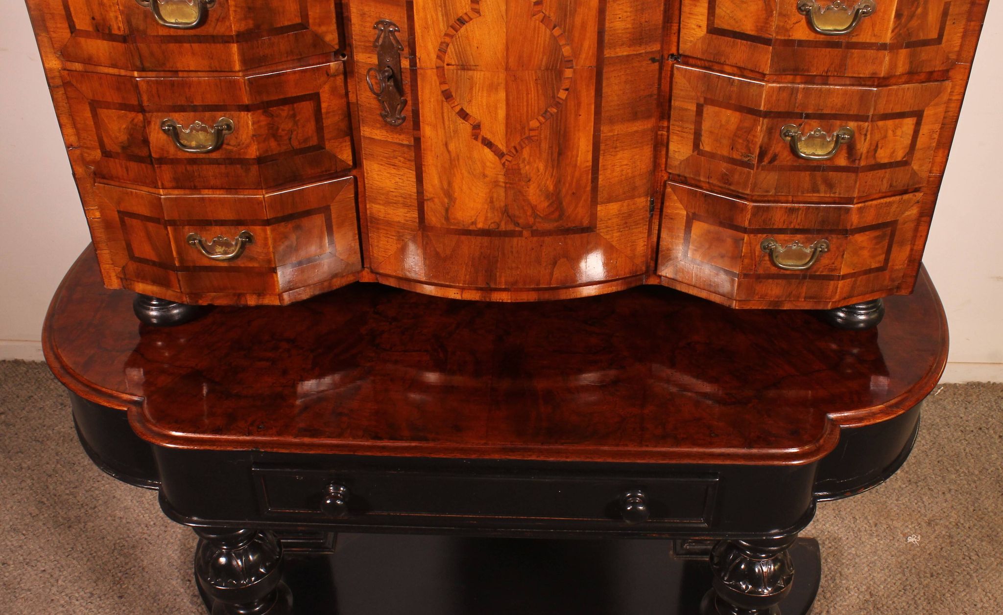 Cabinet allemand en noyer, XVIIIème siècle