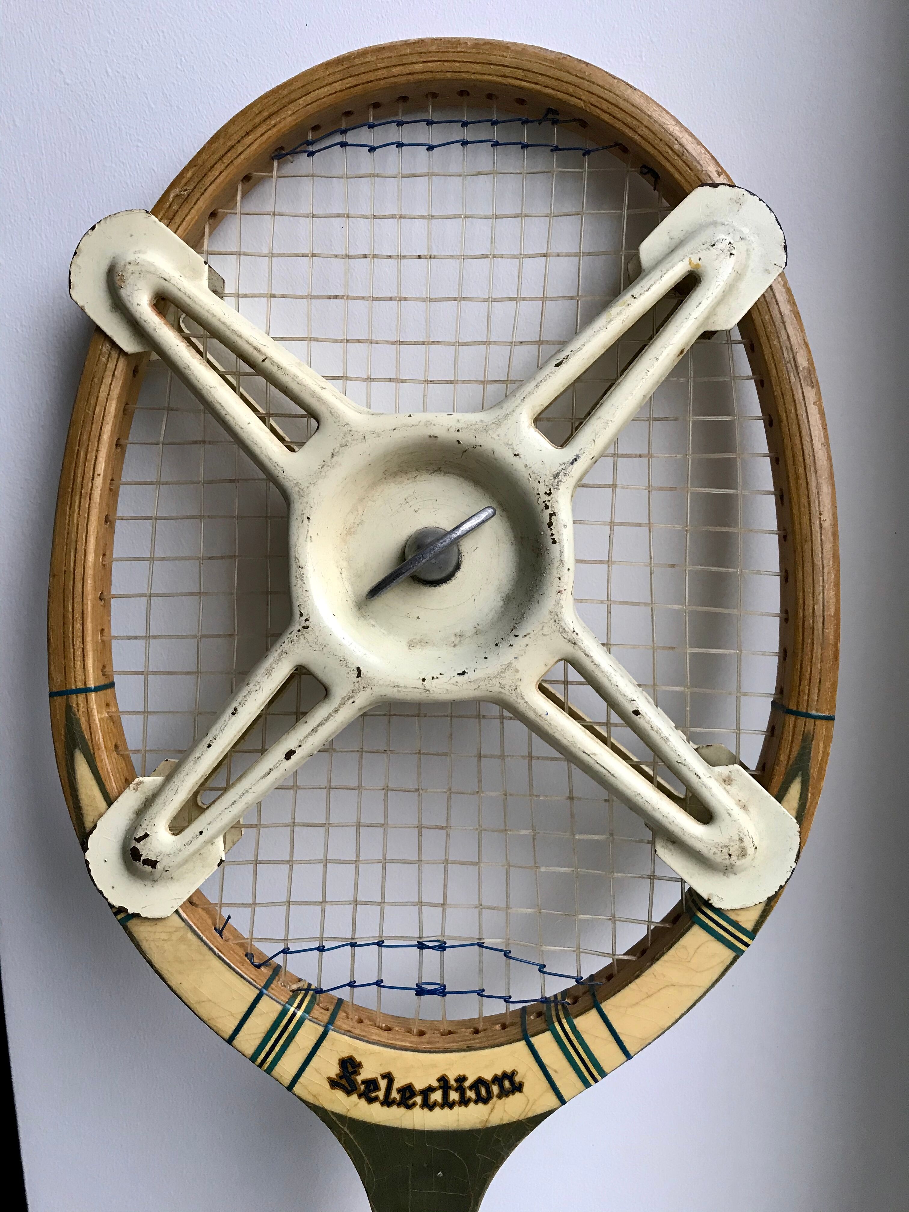 Popula 1960s tennis racket