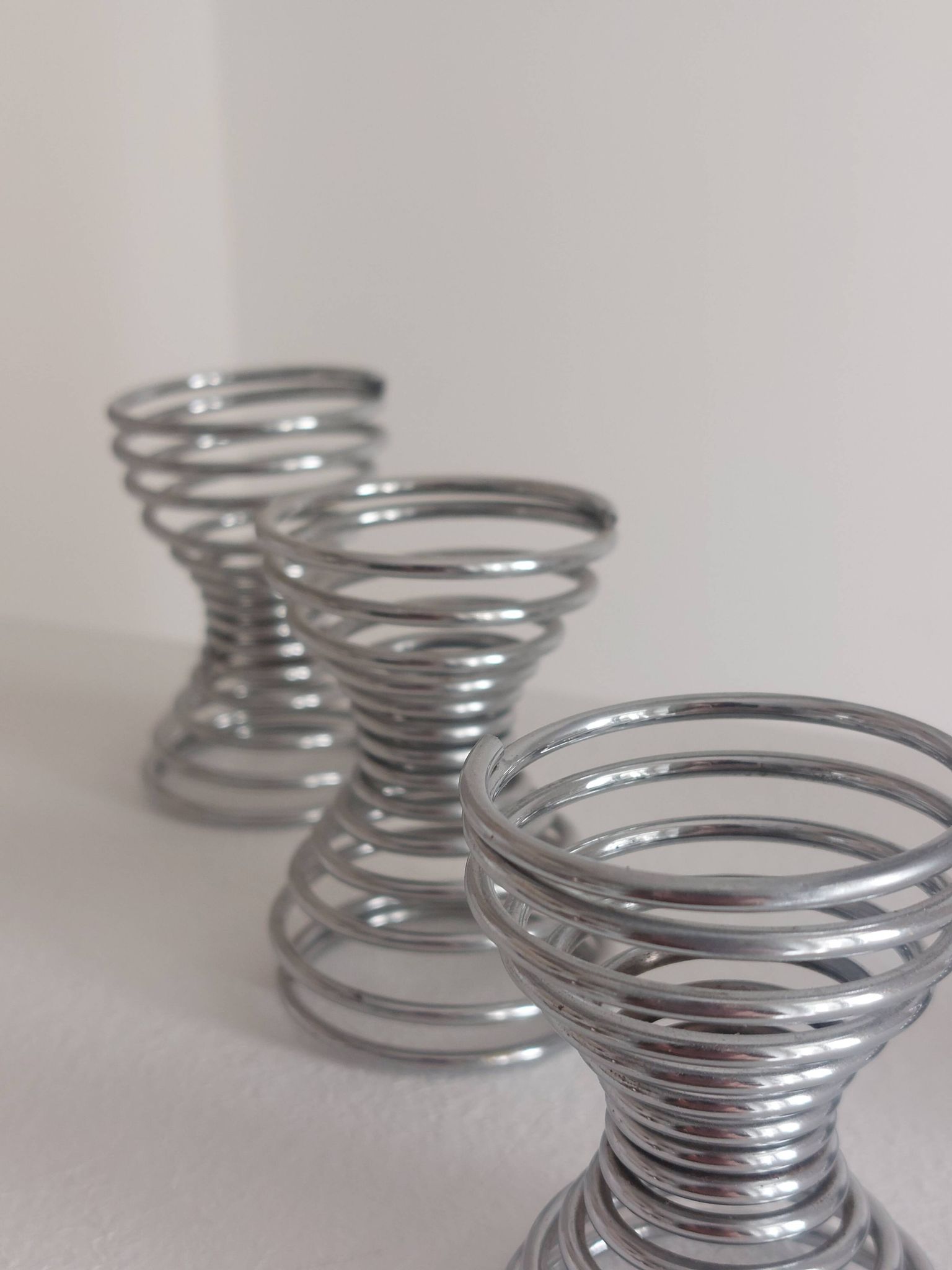 Set of 5 vintage postmodern egg cups with spiral decoration in Memphis style.
