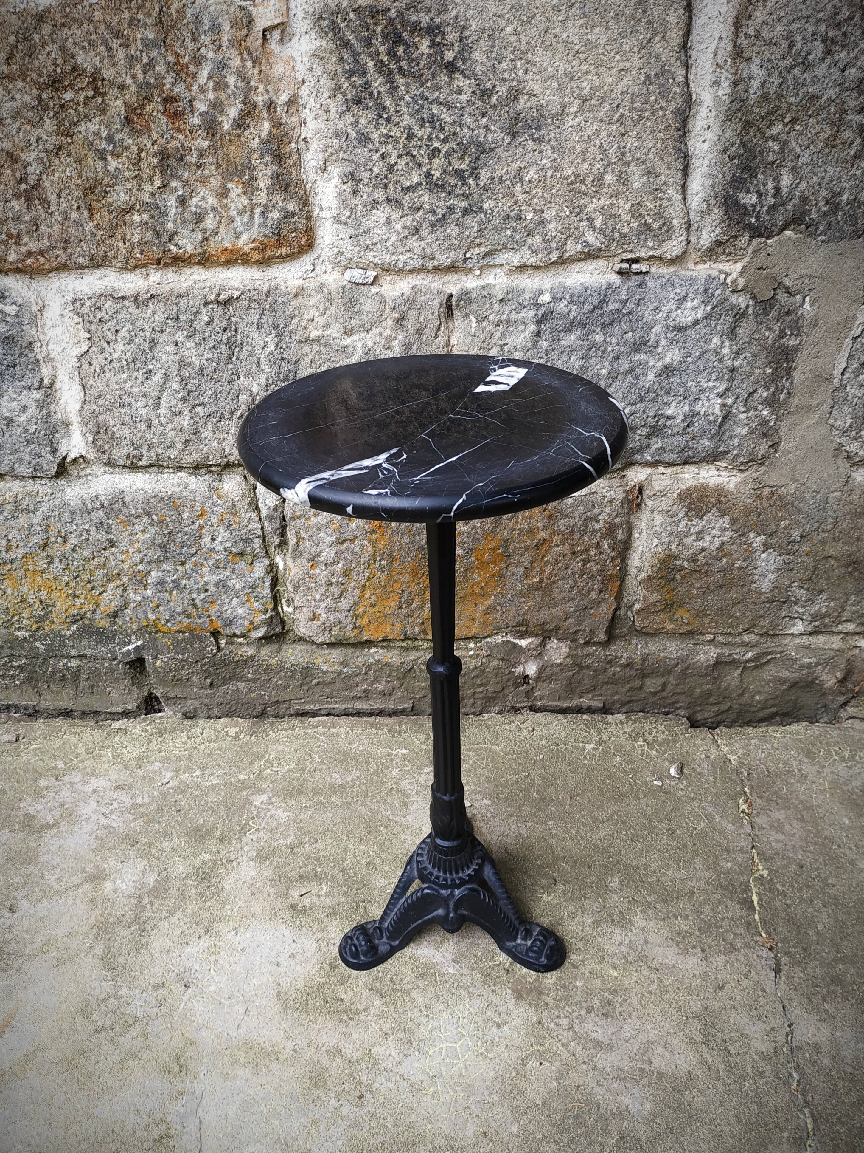 Small pedestal table in marble and cast iron