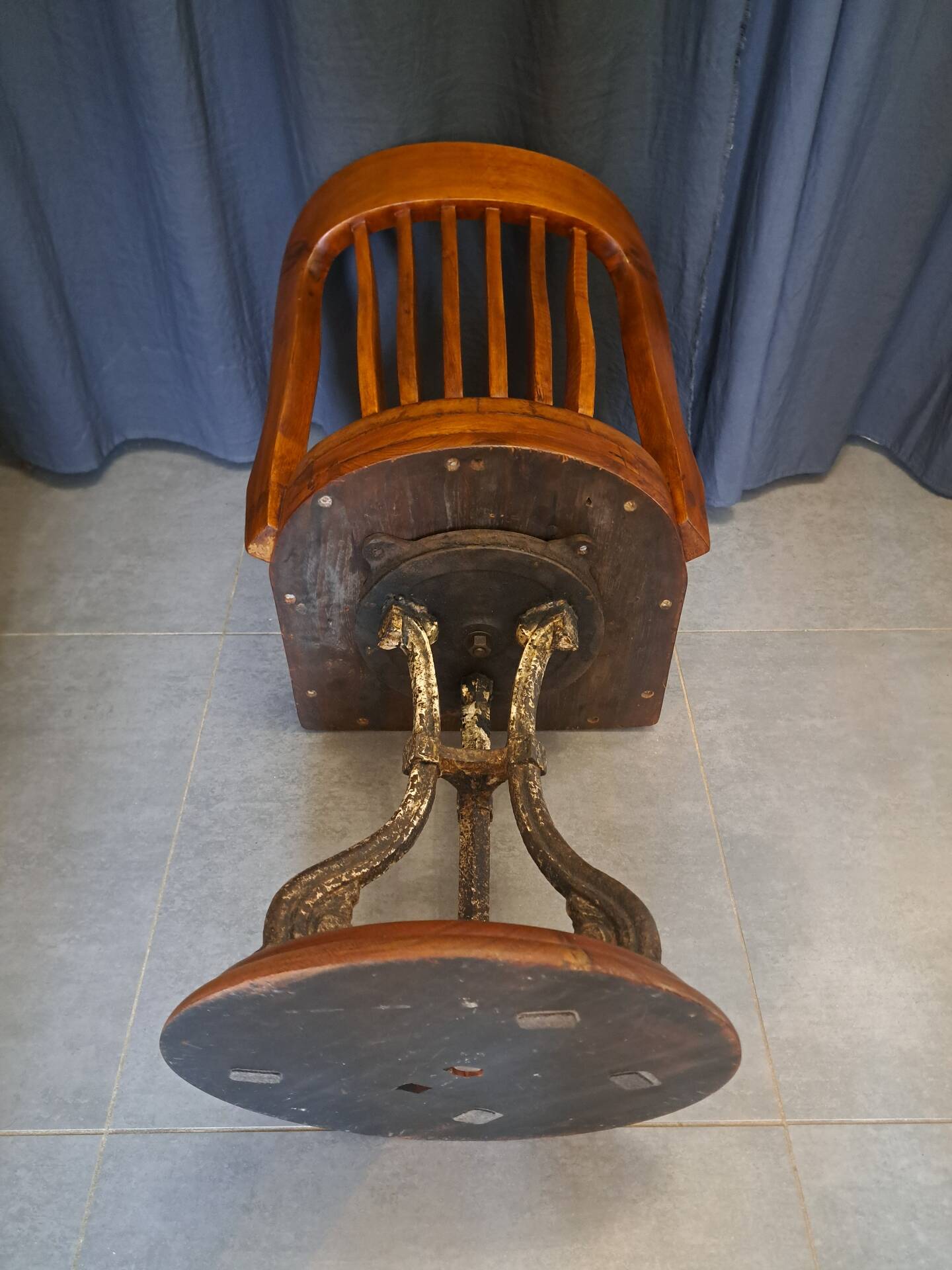 American chair in walnut and cast iron