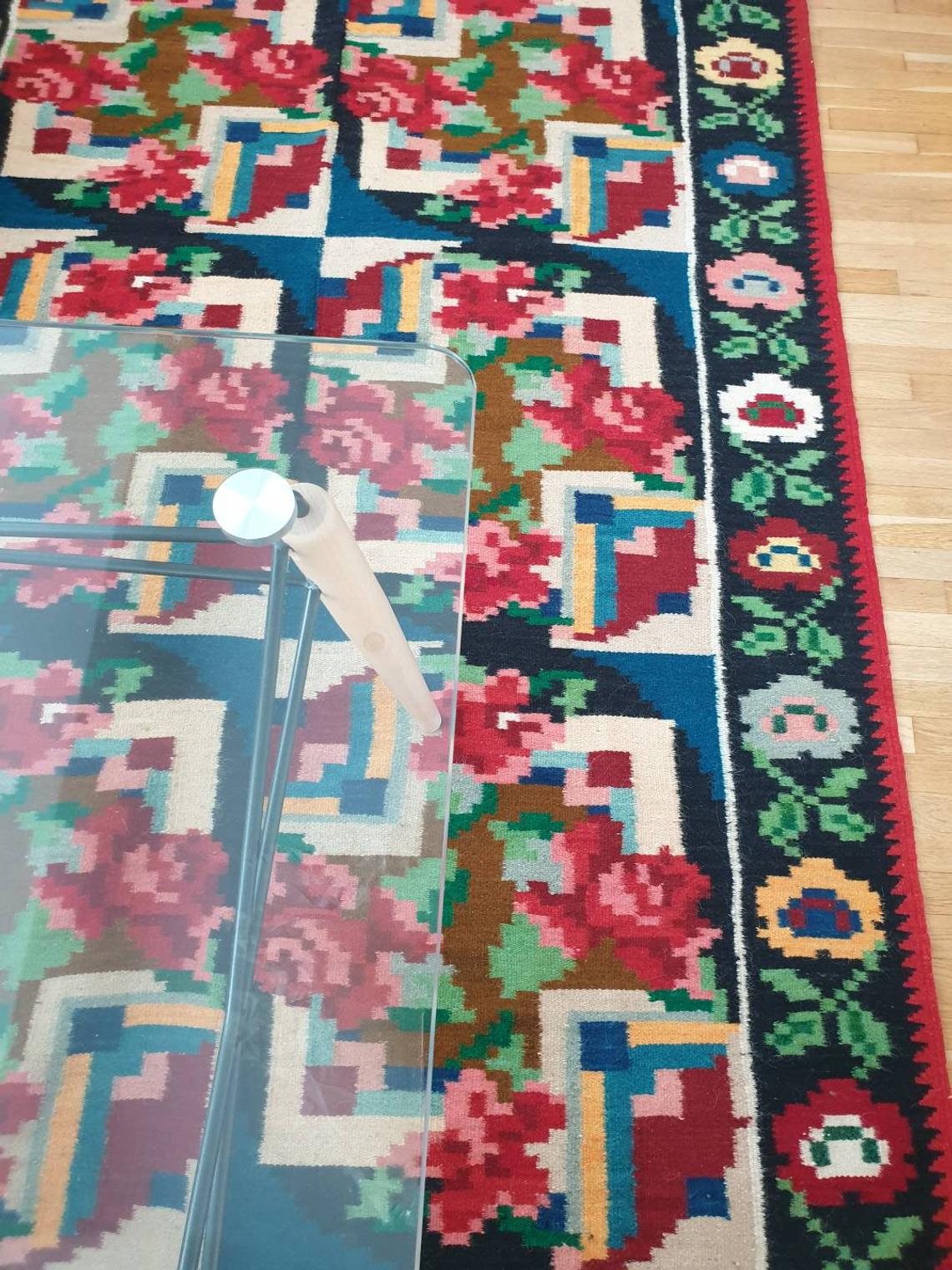 Rug with roses made by hand in Romania