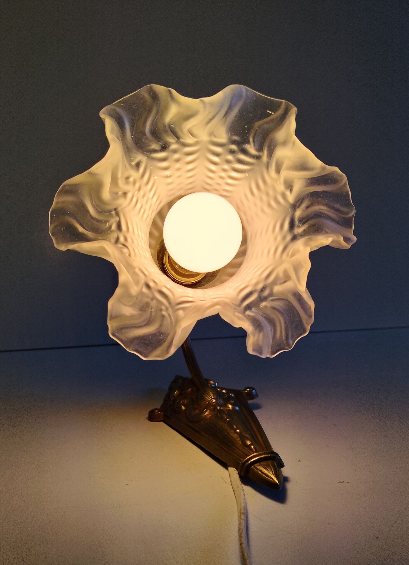 Art Nouveau wall light in bronze and glass - early 20th century