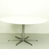 Set of 6 Arne Jacobsen 3207 Armchairs and Dining Table A826 by  Arne Jacobsen for Fritz Hansen