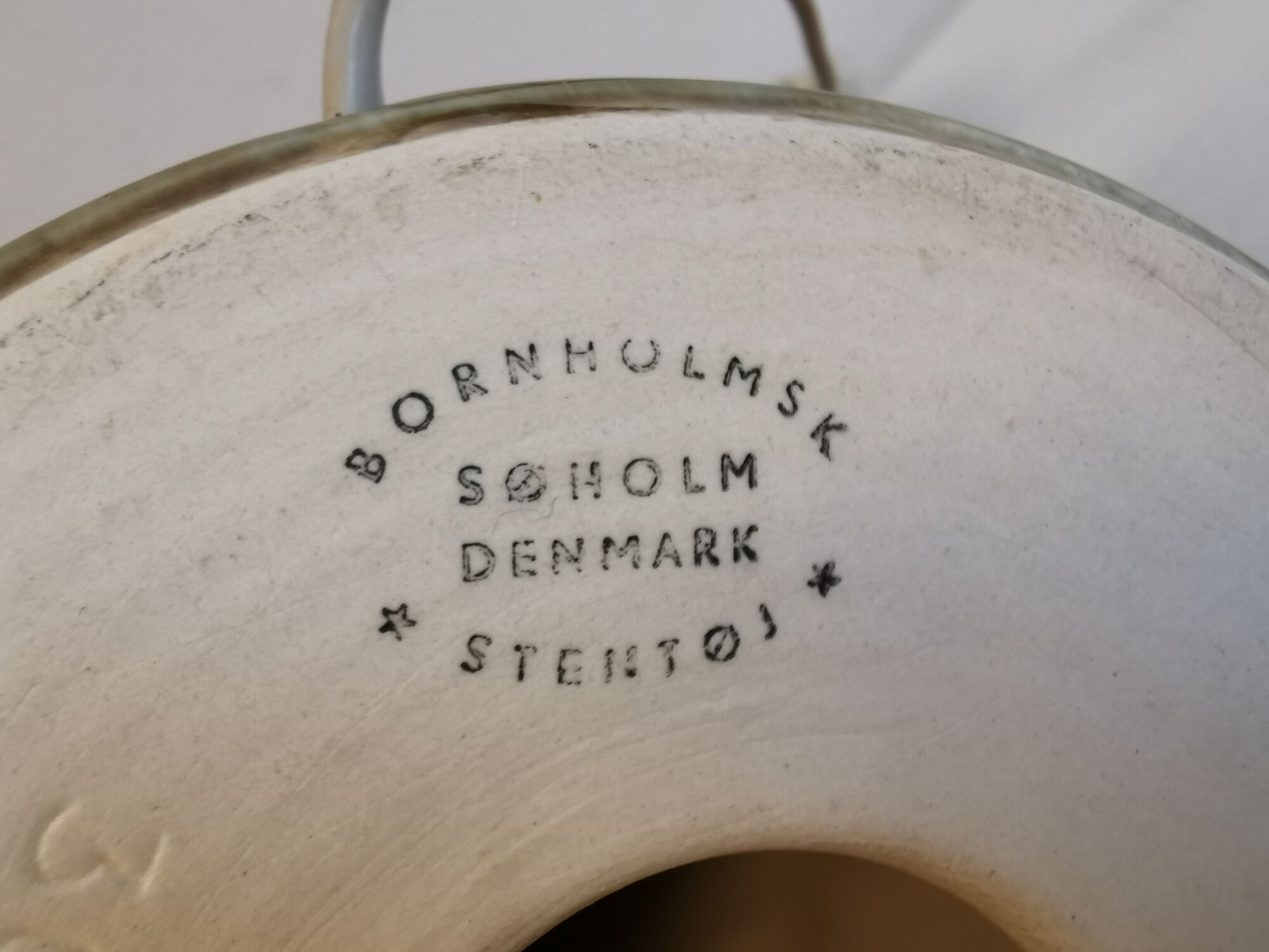 Lampe de table en céramique du danois Søholm dans de belles couleurs beige, vert et or.