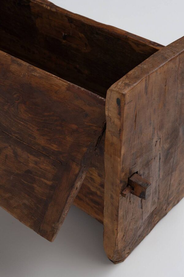 Coffre de rangement Nuristani antique sculpté à la main