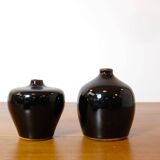 Laslo pour Mikasa, deux petits vases noirs des années 80.