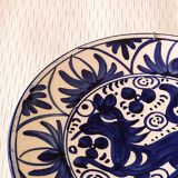 Assiette décorative peinte à la main ornée d'un motif de chimère bleue