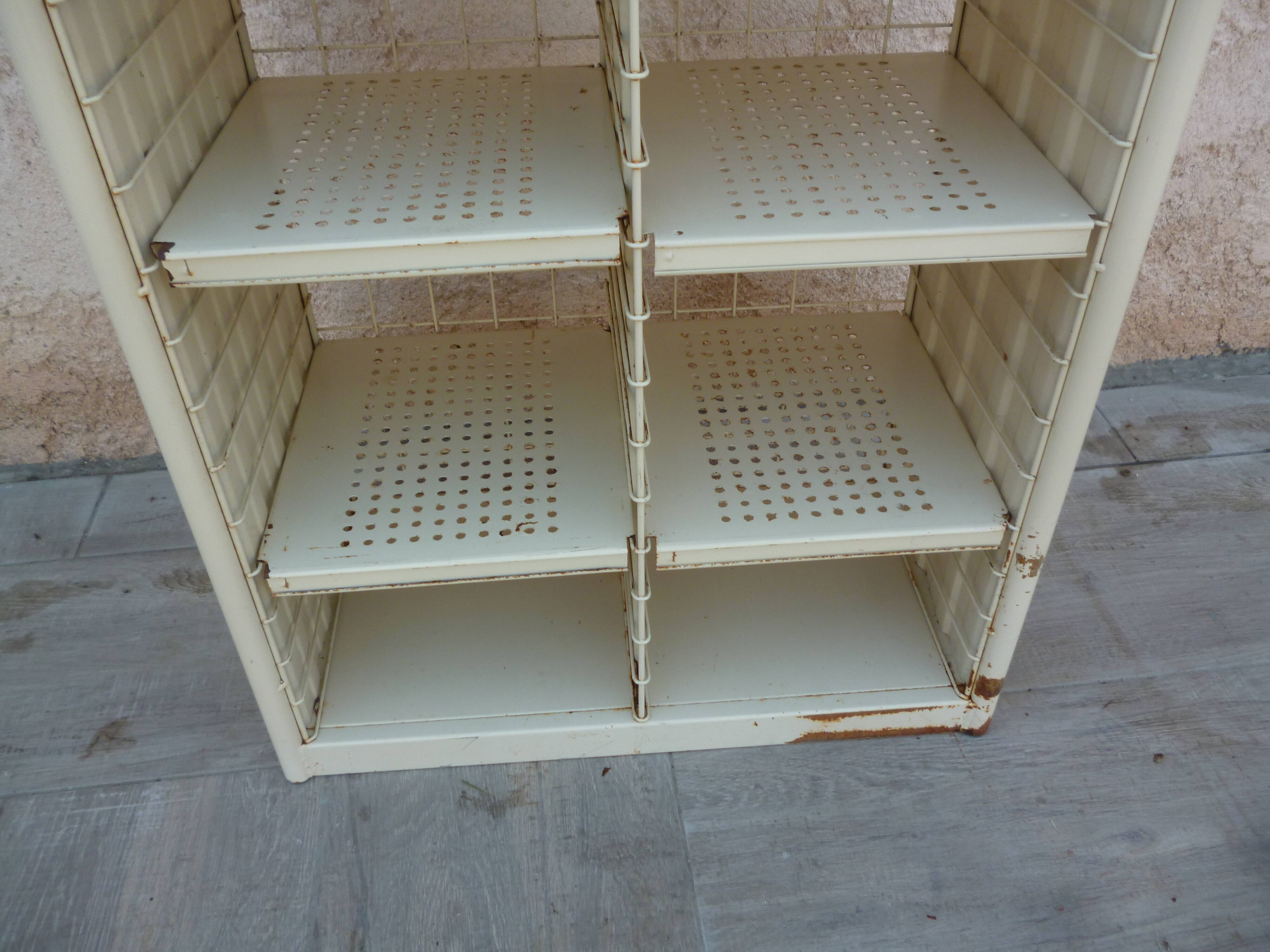 Post sorting locker