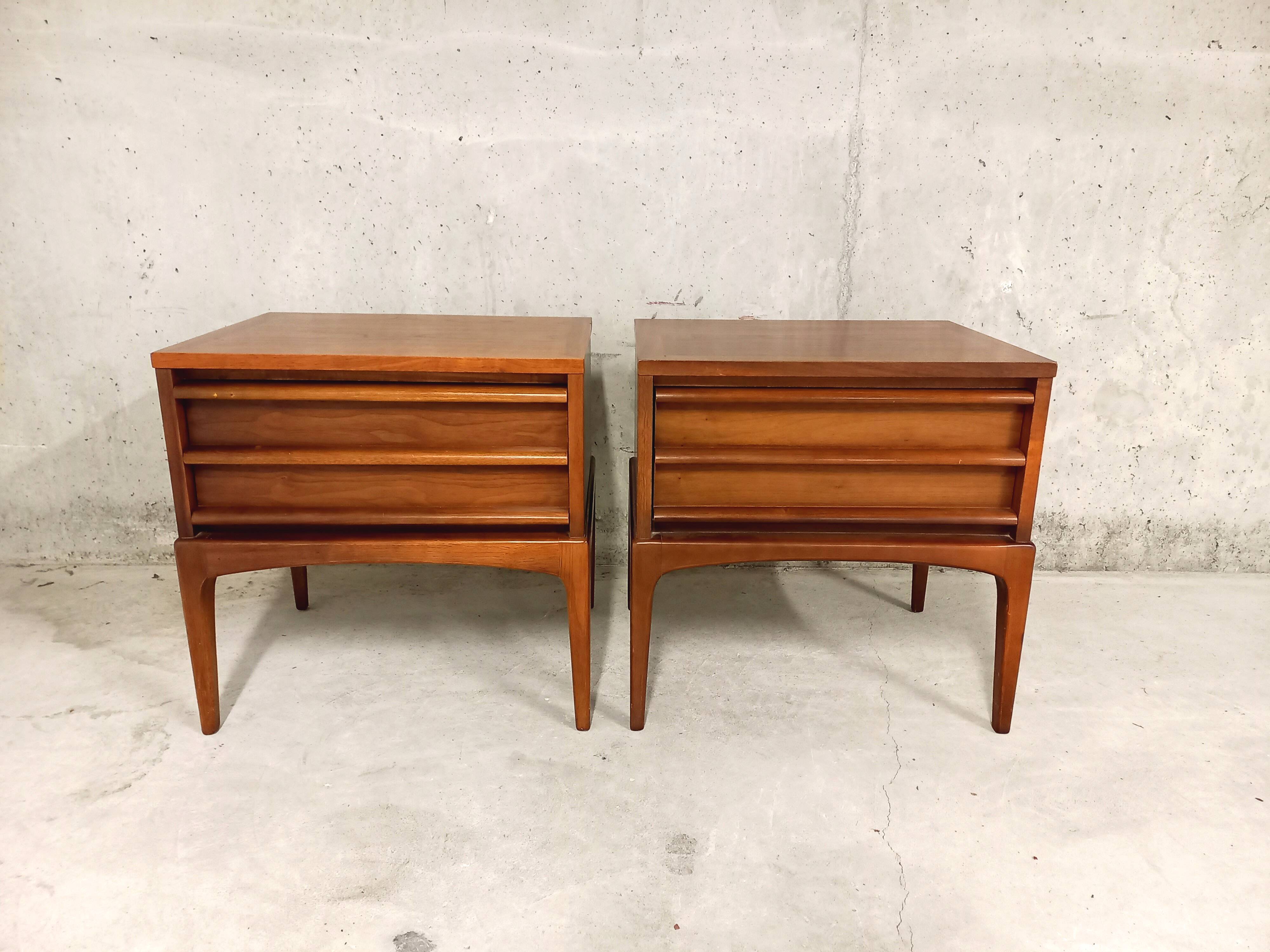 Paire de chevets vintage en noyer années 60
