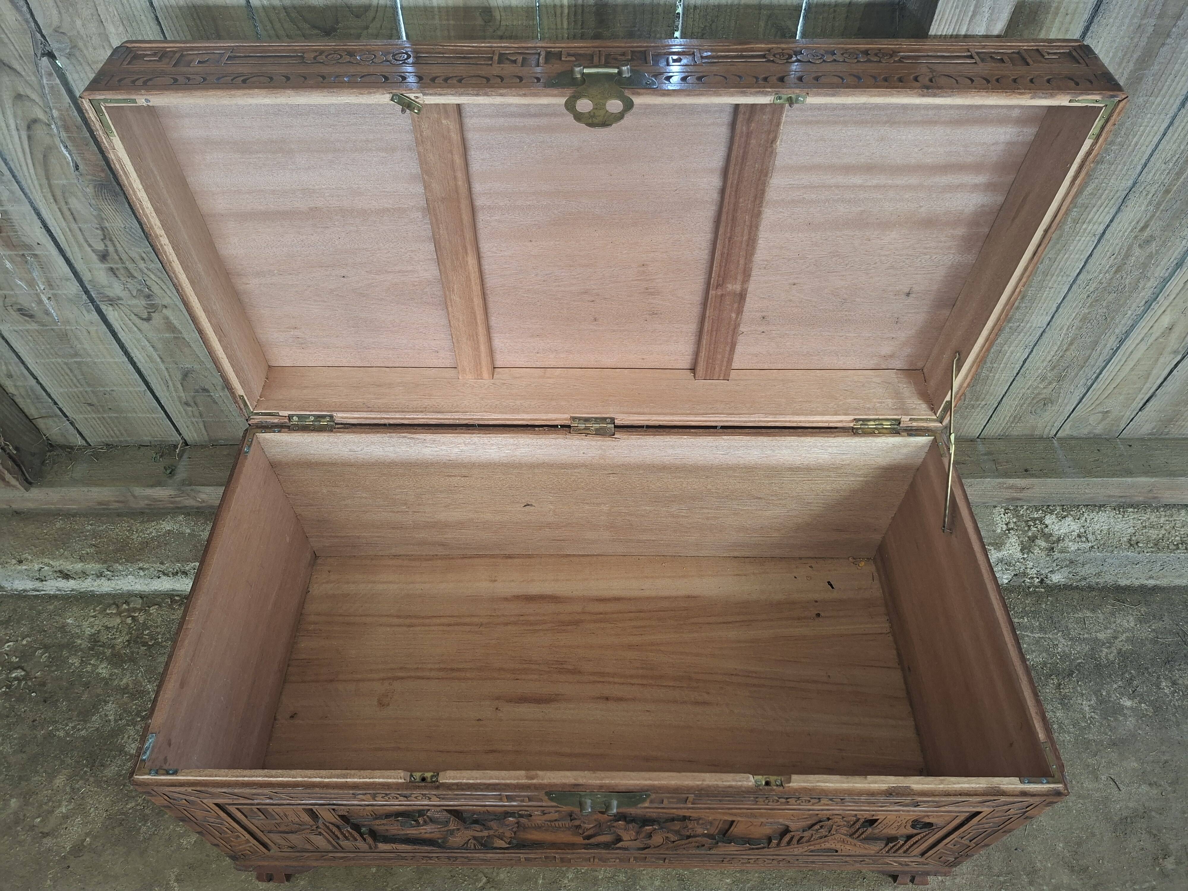Asian chest from the 20th century made of camphor wood (omb)