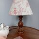 Lampe à poser abat jour toile de Jouy crème/rose, pied bois tourné 1960