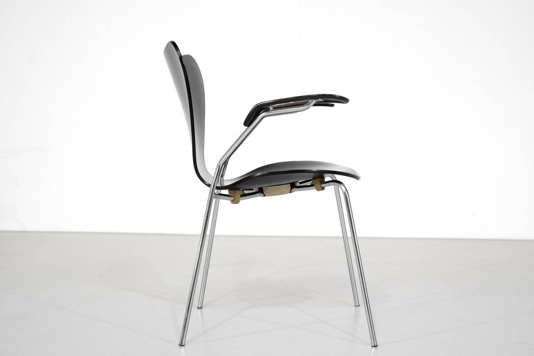 Model "3207" chair by Arne Jacobsen for Fritz Hansen, Denmark.