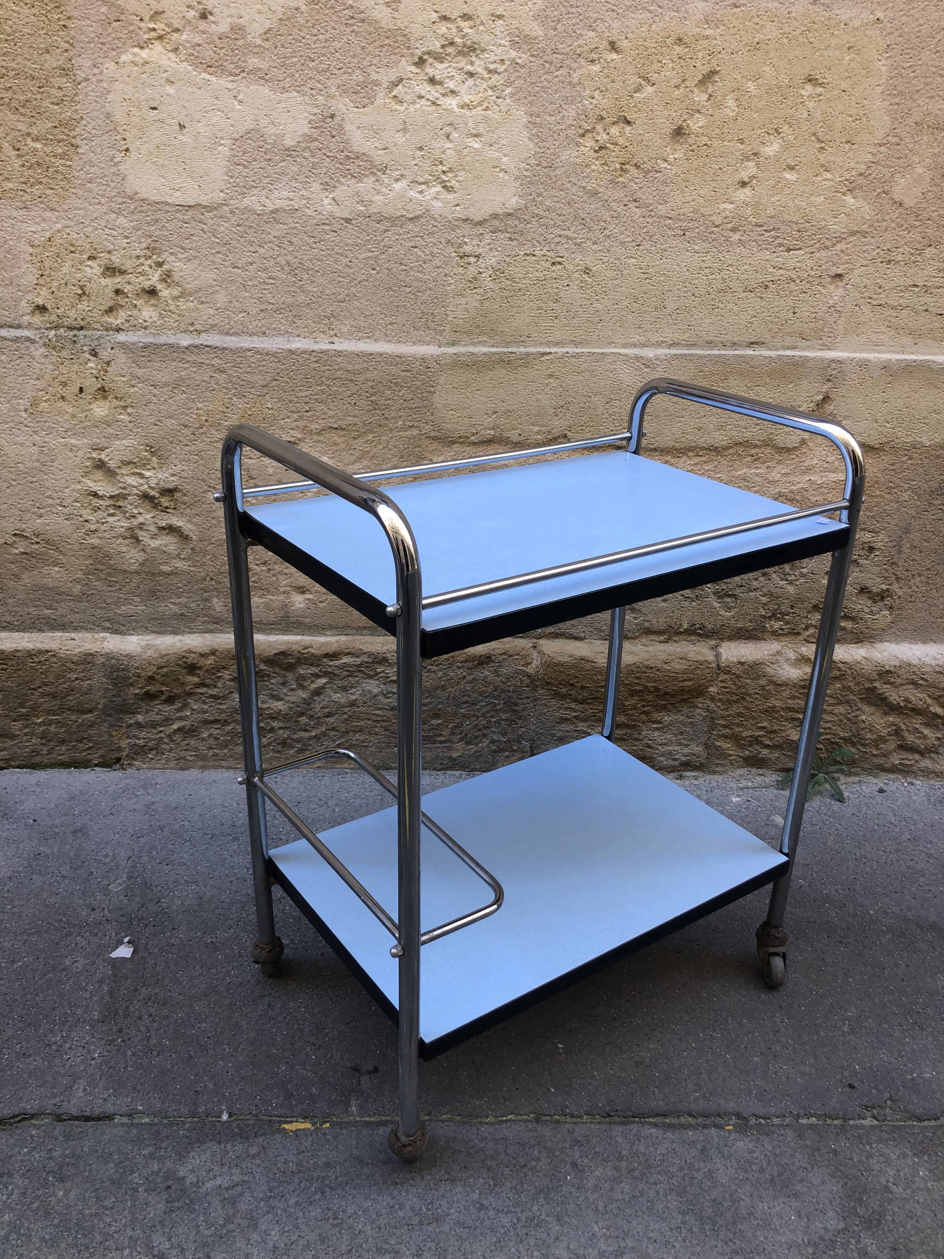 Serving table in formica