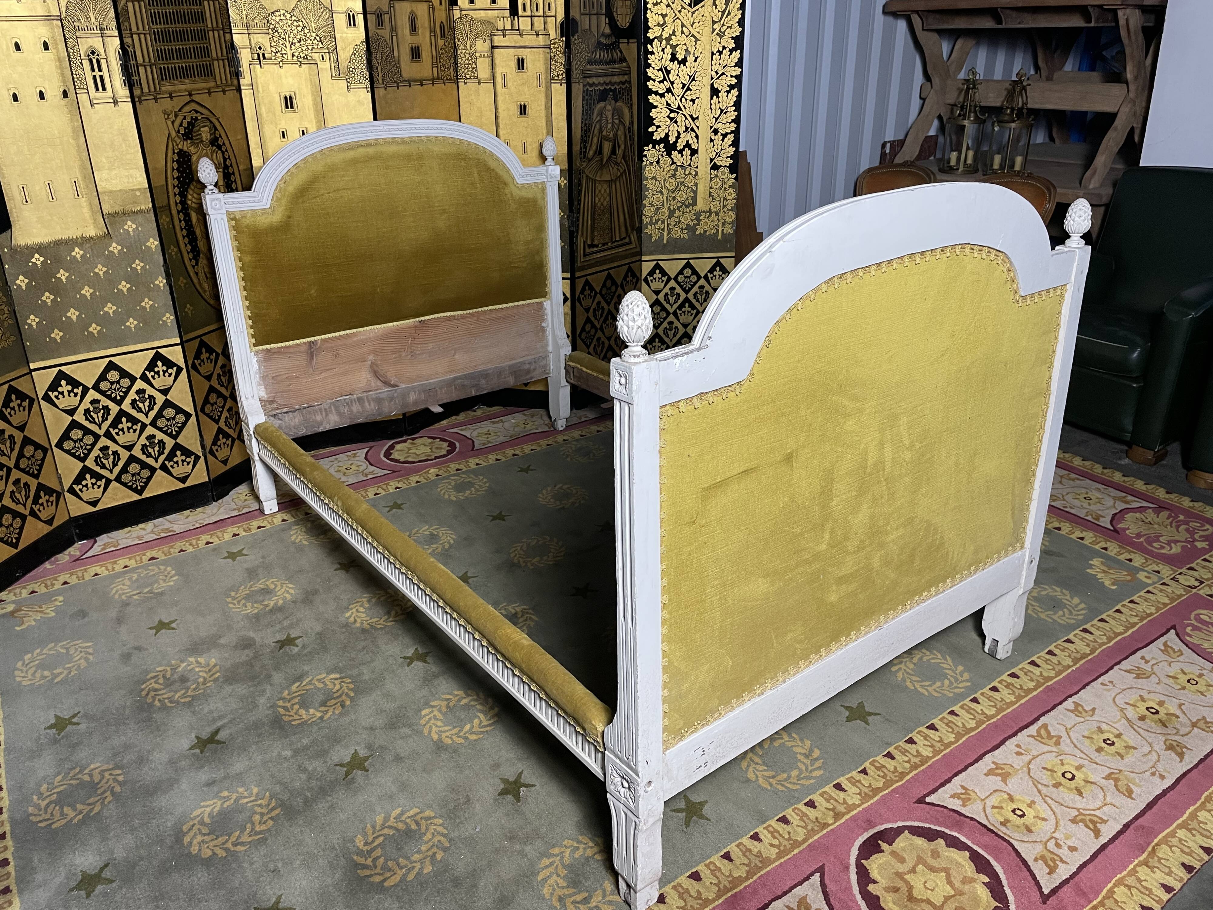 Lit capitonné de style Louis  XVI 19eme