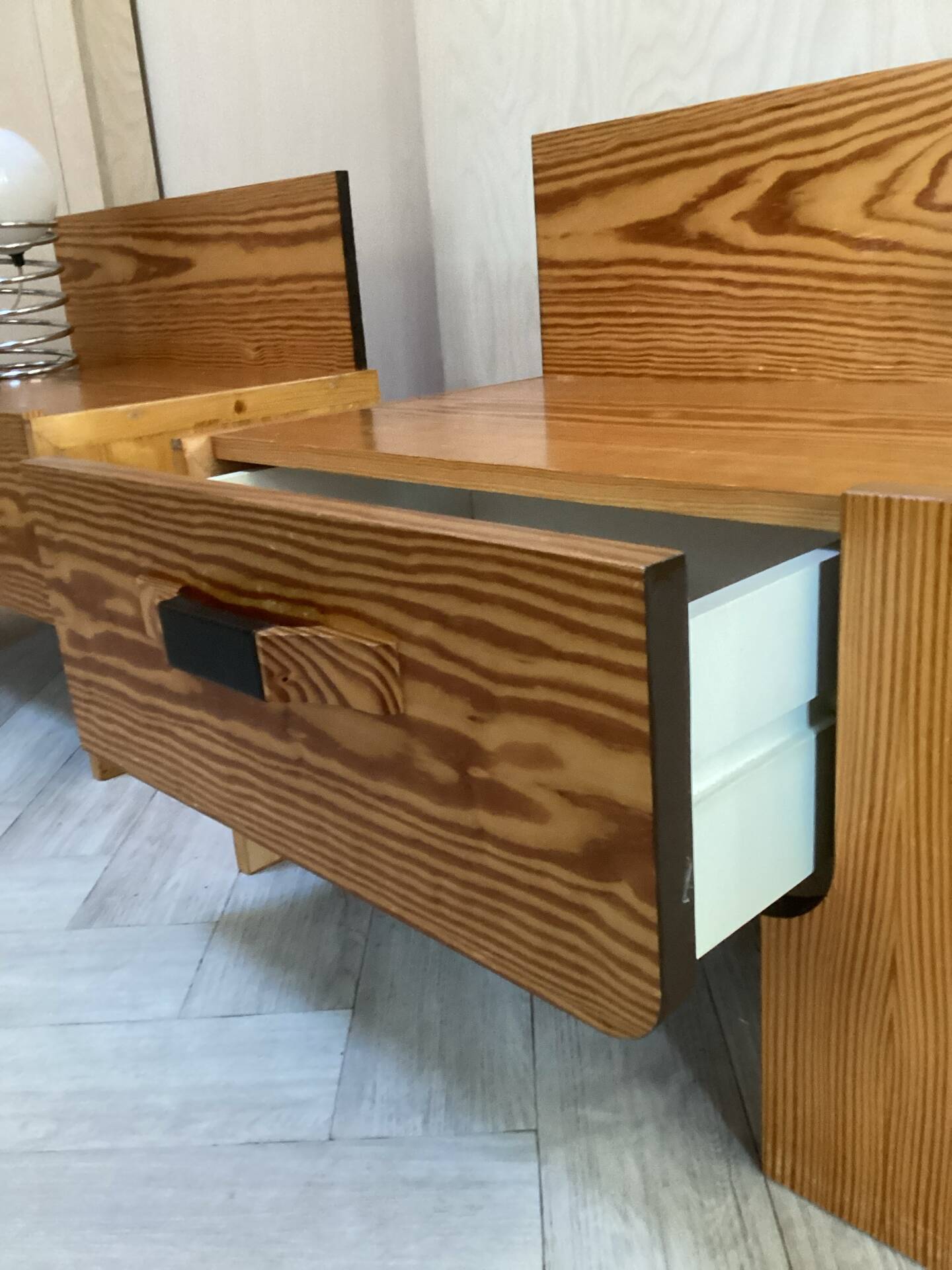 2 tables de chevet en pin design des années 1970