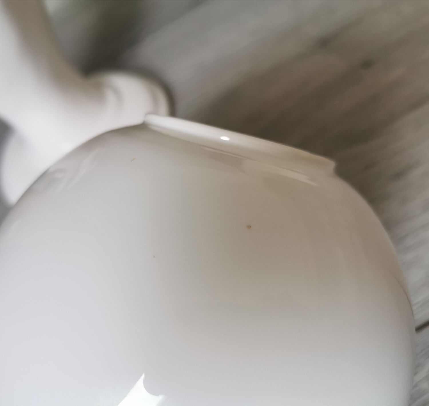 White ceramic hand wall lamp
