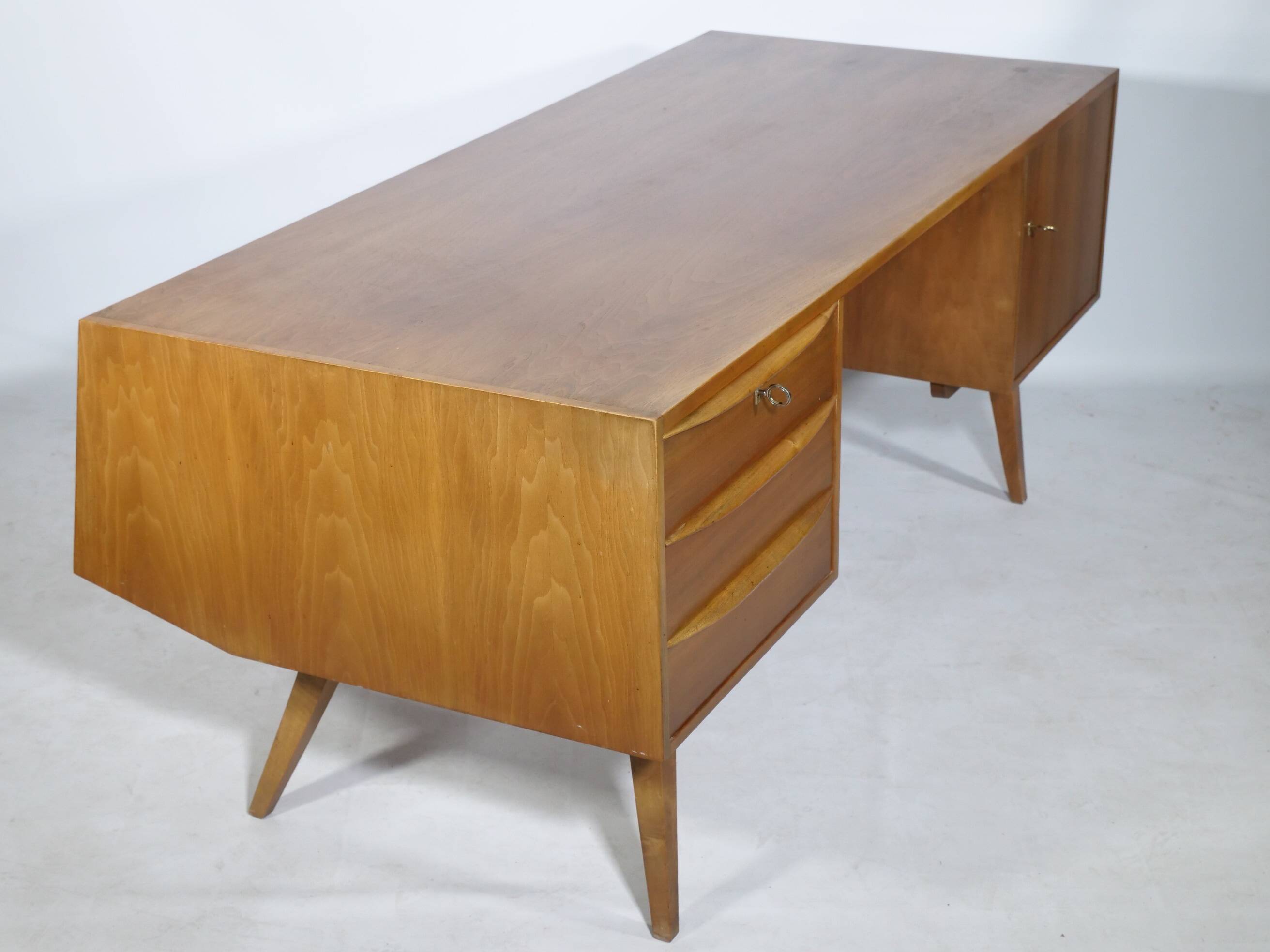 Bureau de direction en noyer, années 1960