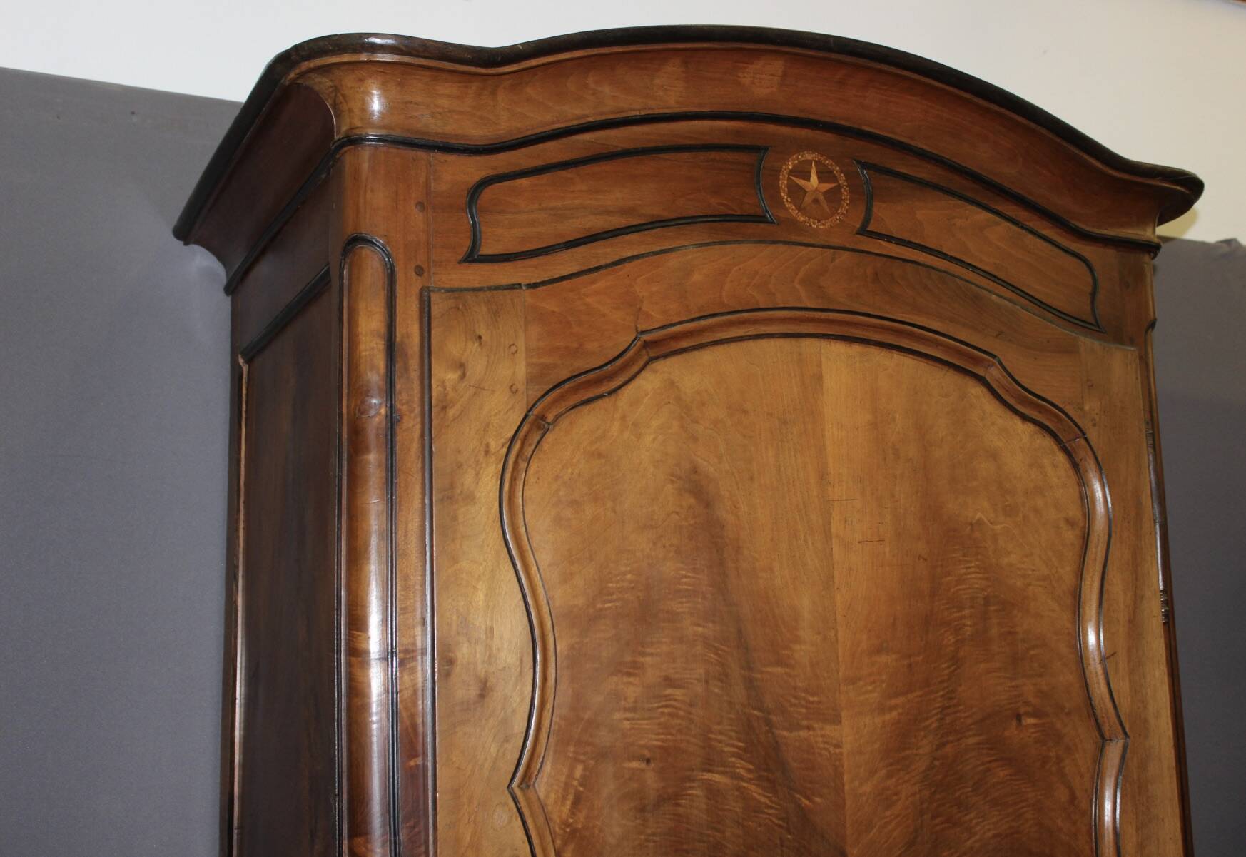 Louis XV bonnetière in walnut from the late 18th century