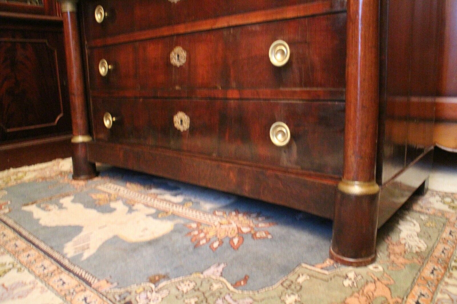 Commodity with mahogany detached columns and Empire gilded bronze ornaments