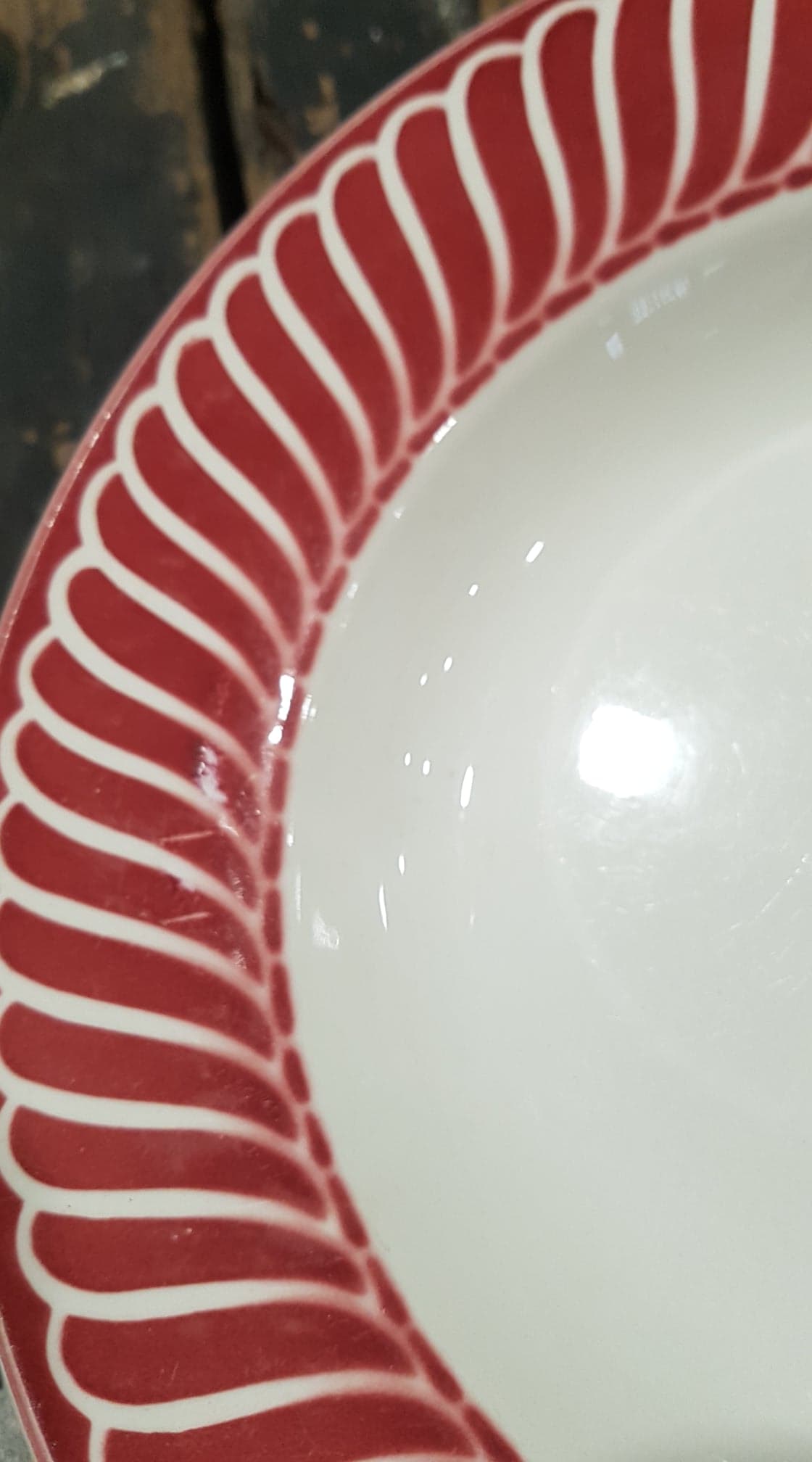 Plate Digoin Sarreguemines model Jacquot red