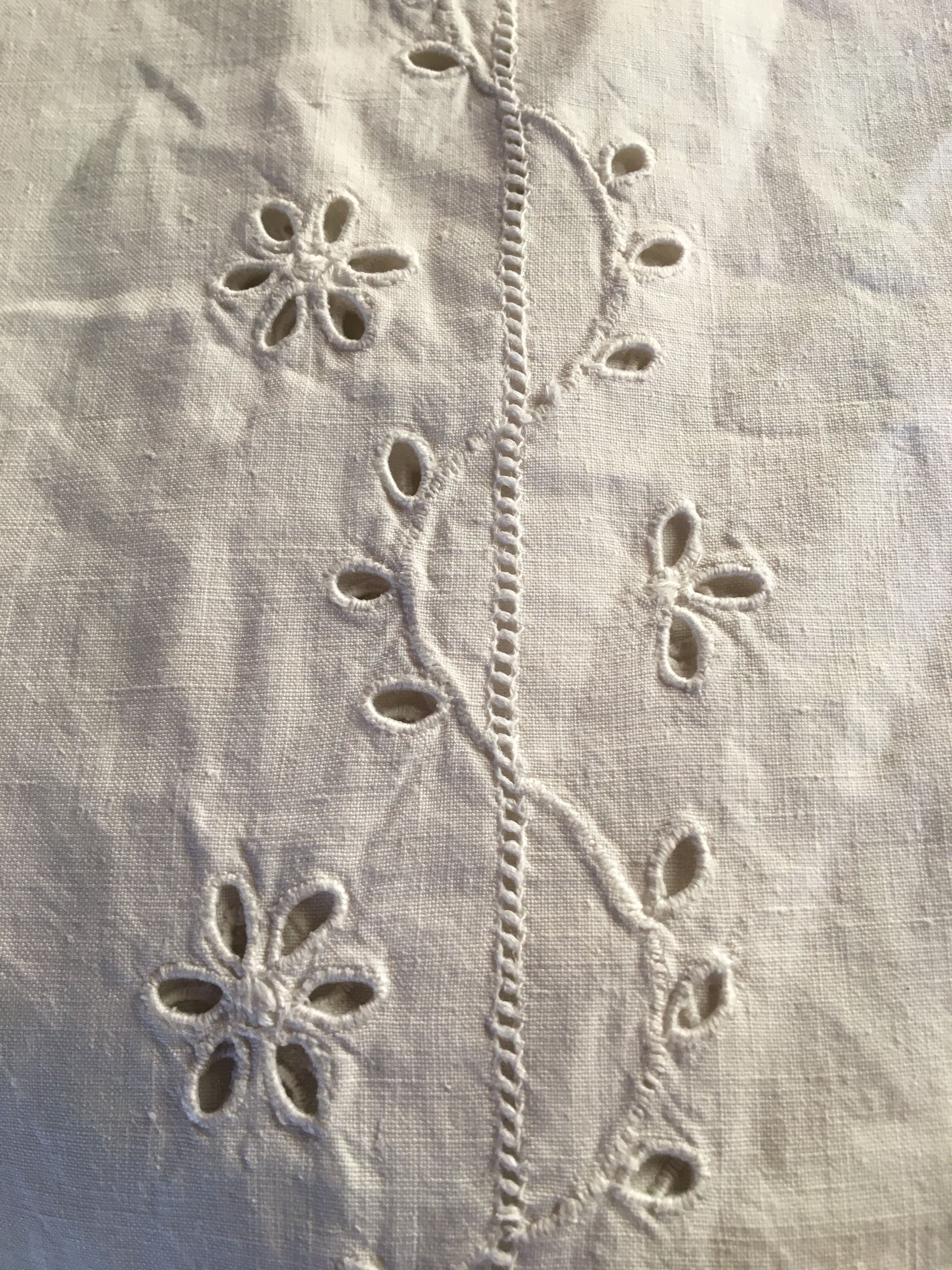 Service de table avec broderie blanche fait main sur toile de lin