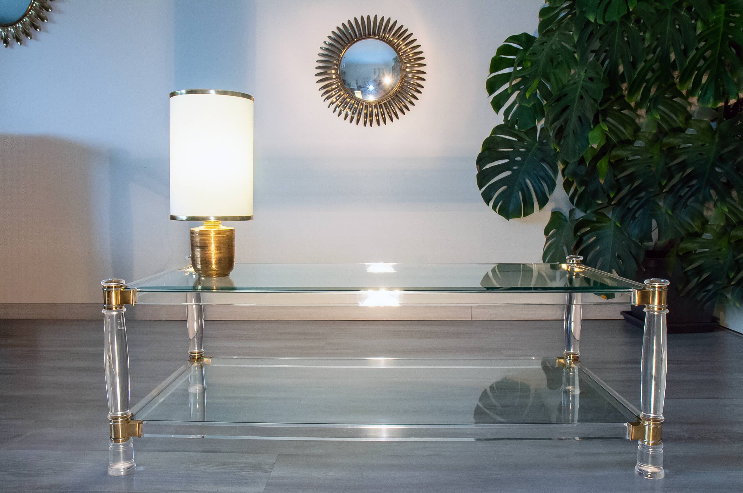 Table basse verre, plexiglas et laiton, 1970-80