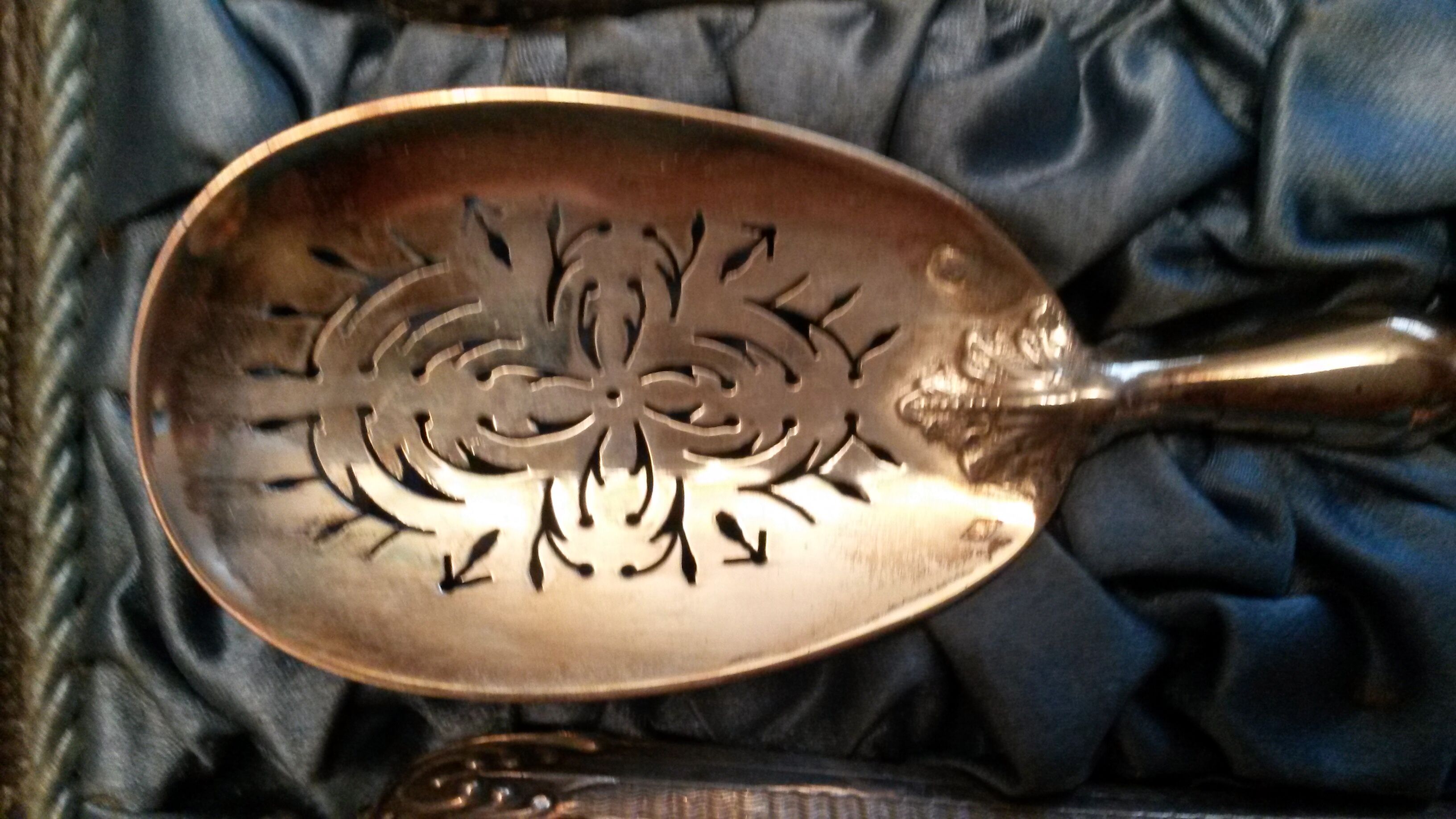 Covered to old chiseled silver hors d'oeuvres