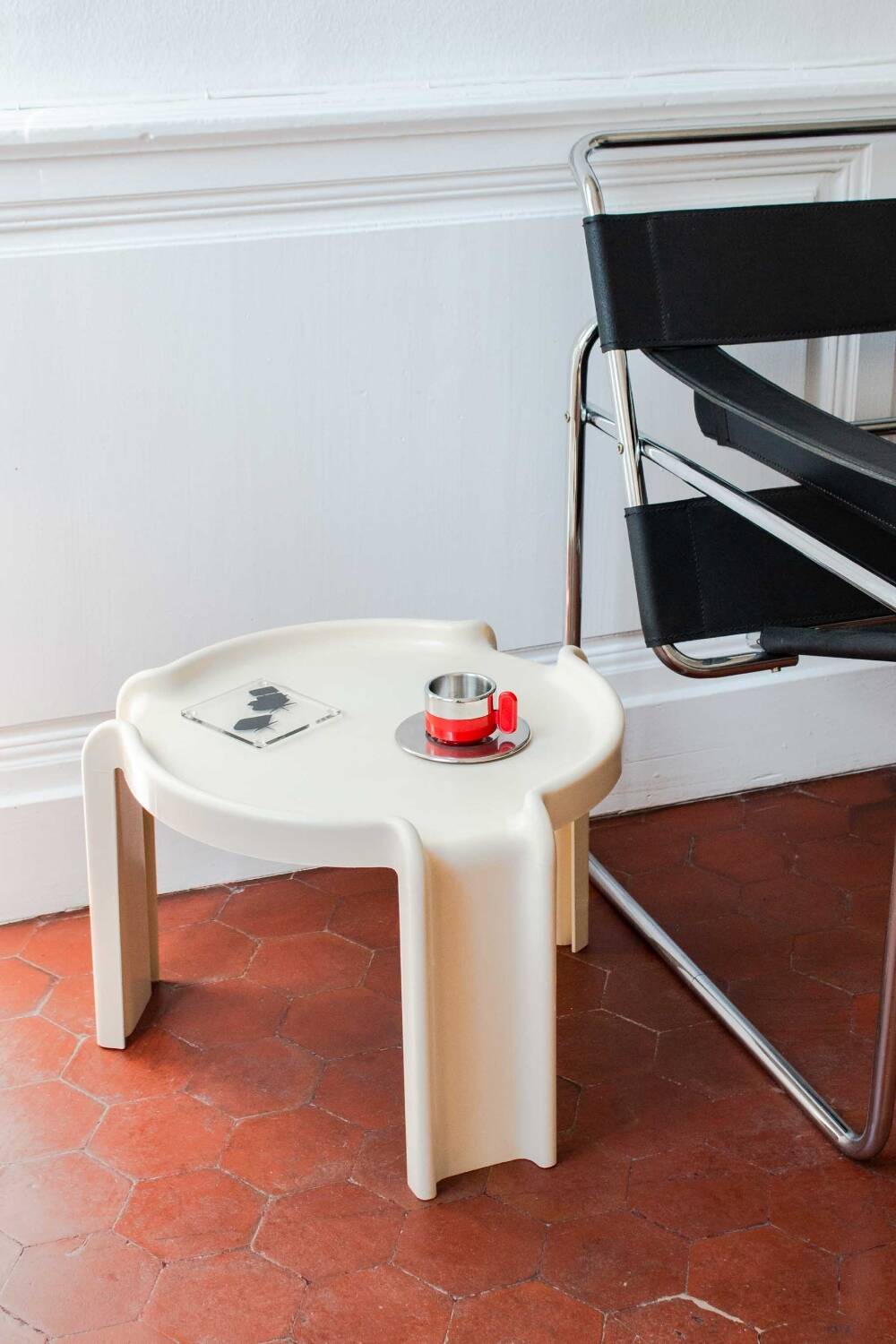 Kartell 4905 beige coffee table design by Giotto Stoppino