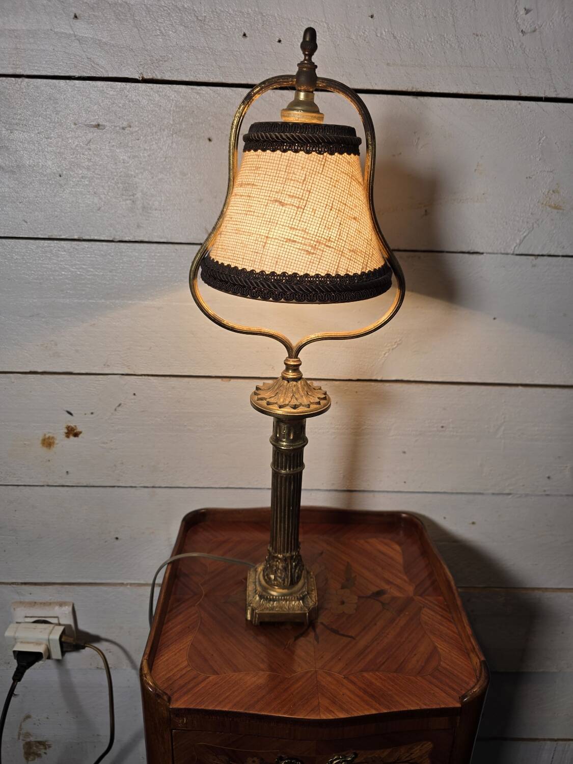Empire-style table lamp in gilded bronze from the 19th century.
