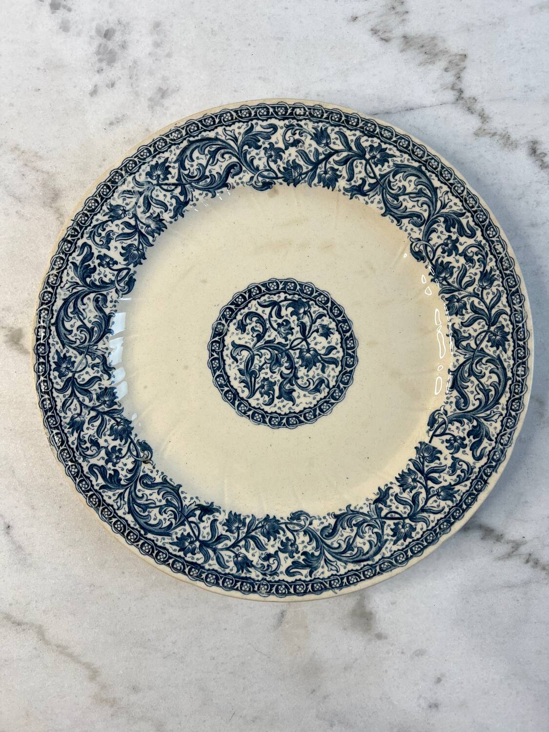 Flat plate made of ironstone from Gien, "Garlands" decoration, 1937.