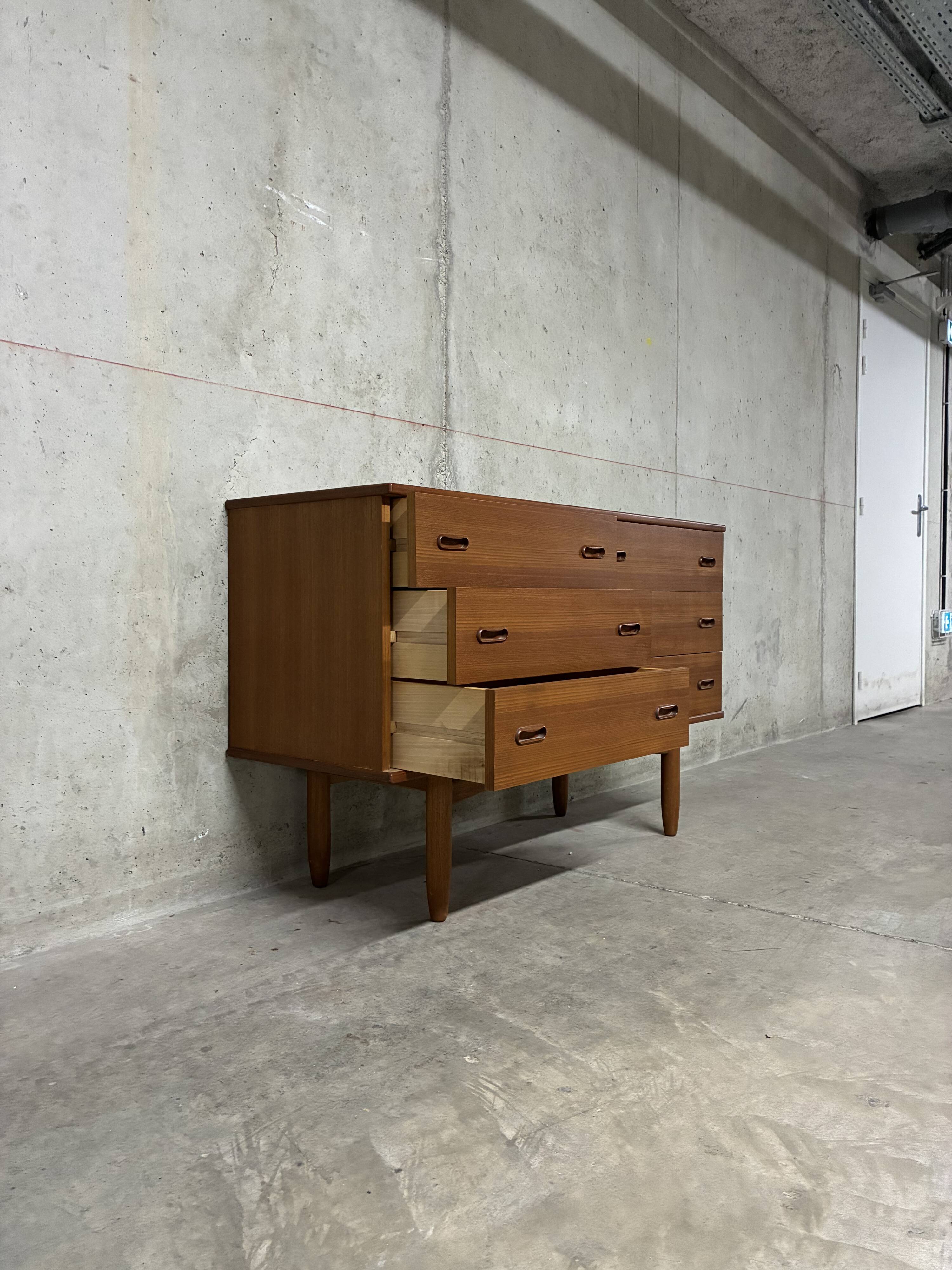 Double enfilade commode with 6 drawers, vintage Scandinavian from the 1960s.