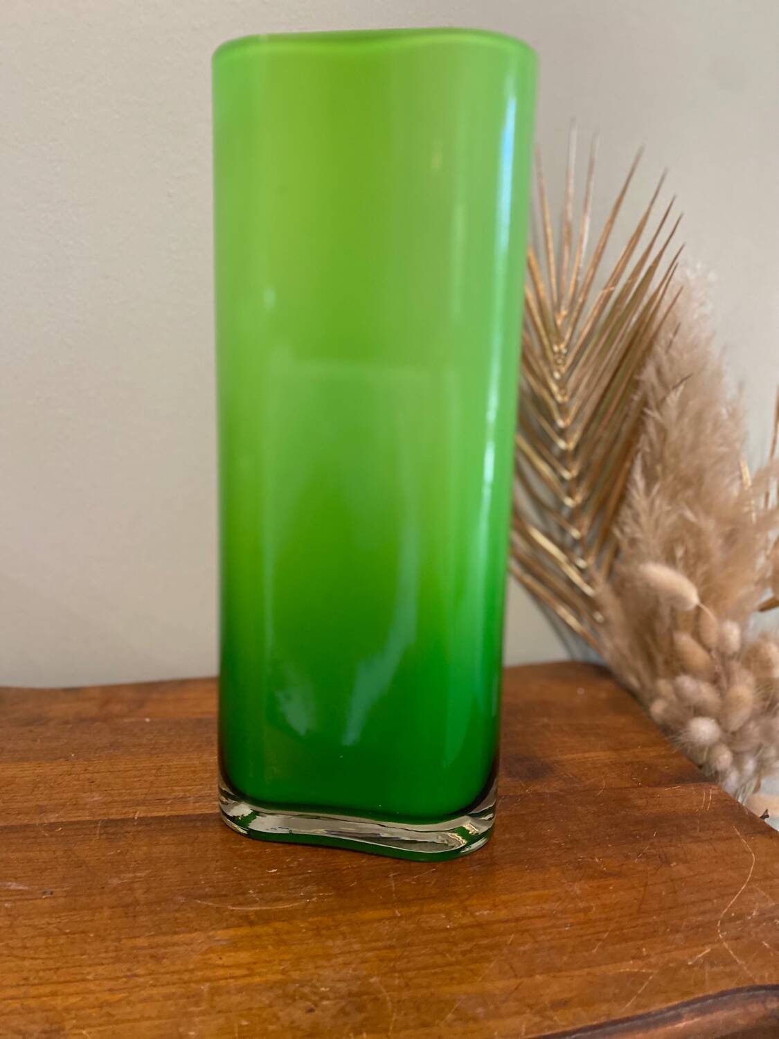 Vase en verre vert acidulé