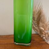 Vase en verre vert acidulé