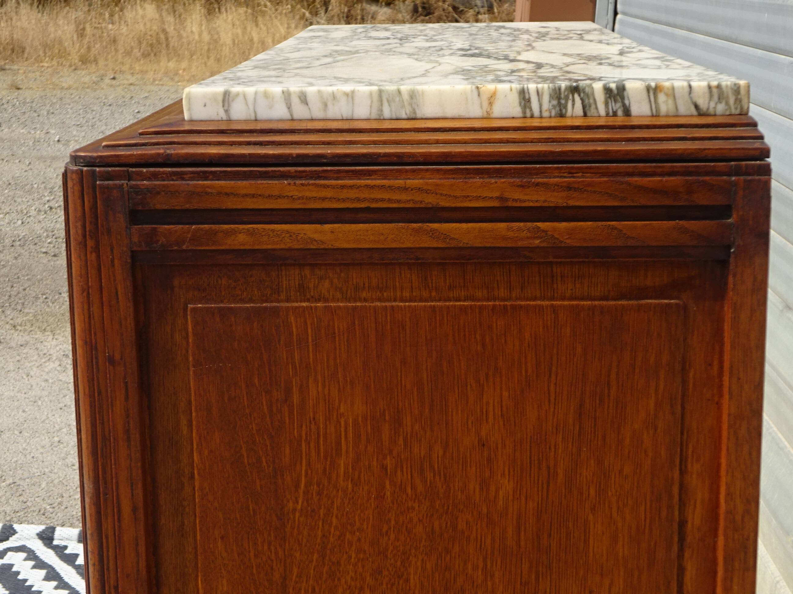 Ancien buffet en chêne et marbre, époque et style Art Déco